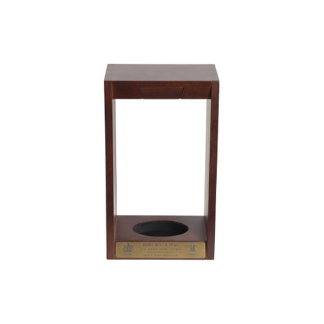 Exhibición de botellas de vino de madera cerca del pestillo con imanes Botellero individual Un regalo para bodas o cualquier ocasión, frente de placa de metal